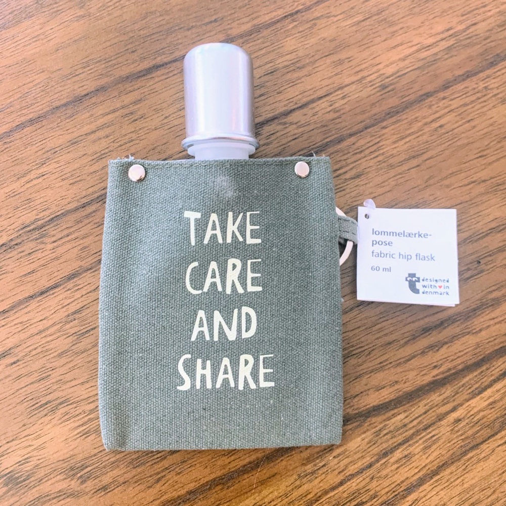 Fabric hip flask by Lommelærke-pose